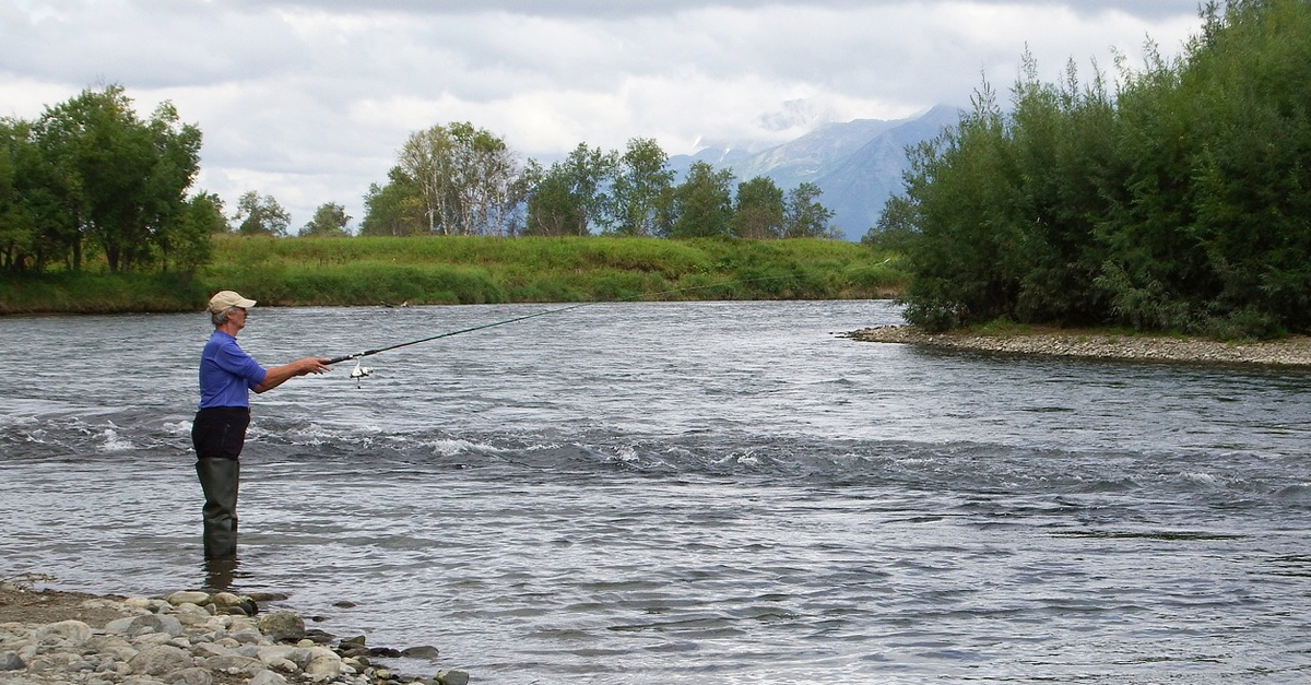 Leçon de pêche les pieds dans l'eau